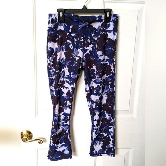 5/$55 Fabletics Powerhold Capri leggings - Small - navy black floral - Picture 2 of 4